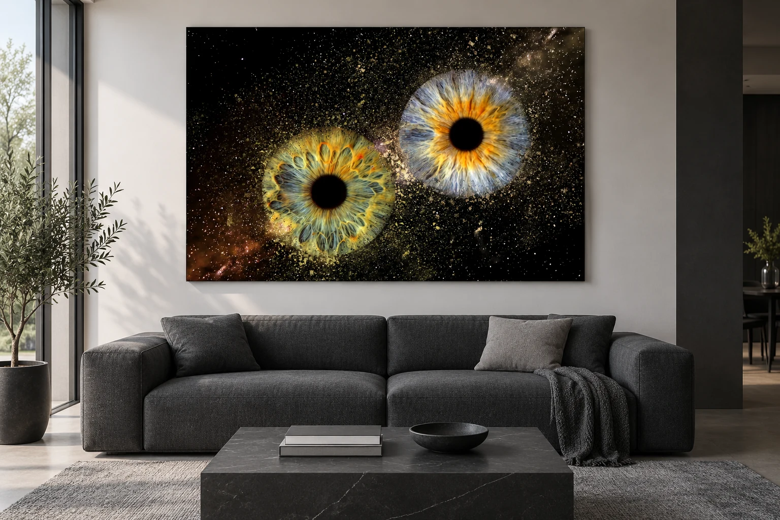 Wohnraumvisualisierung: zwei leuchtende Iriden als großes Galaxy-Wandbild über einem Sofa